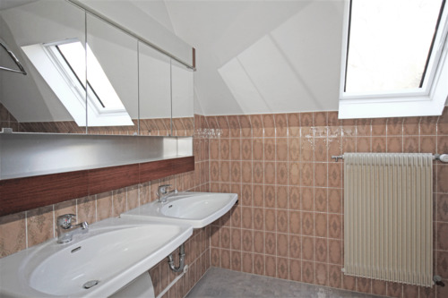 Bad mit Badewanne und 2 Waschbecken / Dachgeschoss - 