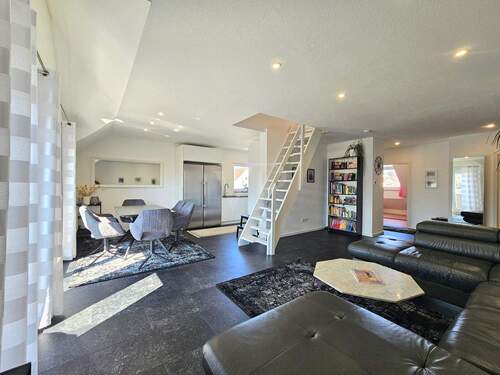 Offene Übergänge im Wohn- Essbereich - Im Herzen von Usingen mit tollem Blick - Dachgeschosswohnung mit zwei Bädern & Tiefgaragenstellplatz