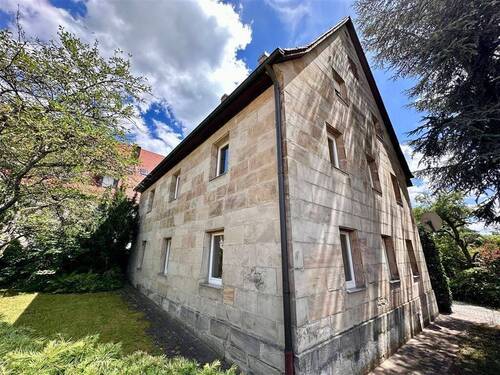 Ansicht Nord-West - 830m² Grund mit großem 2-3 Familienhaus im Herzen von Rückersdorf