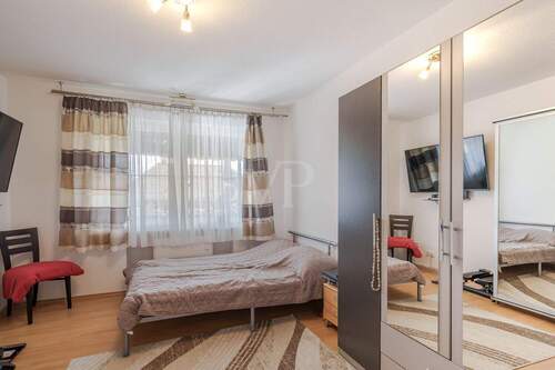 Geräumiges Schlafzimmer im Gartengeschoss - 