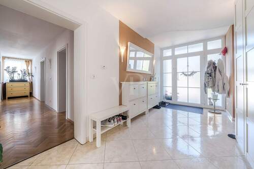 Großzügiger Eingangsbereich - 8 Zimmer Einfamilienhaus zum Kaufen in Grävenwiesbach