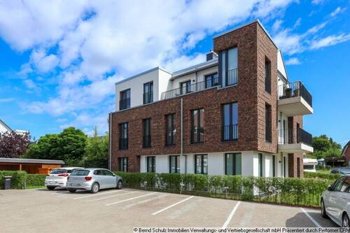 2 Hausansicht mit Parkplatz - 3 Zimmer Etagenwohnung zum Kaufen in Großhansdorf