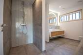 Badezimmer mit Dusche - 