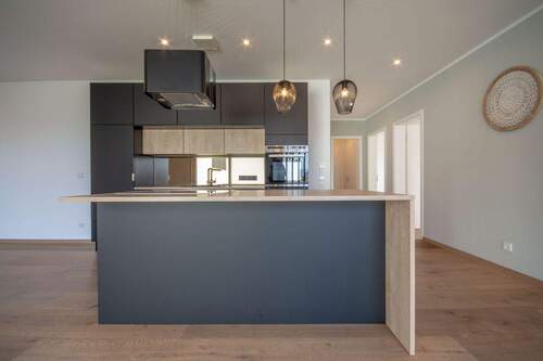 exklusive Küche mit Kochinsel - 