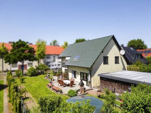 Drohnenansicht gartenseitig rechts mit Nebengelass - 8 Zimmer Mehrfamilienhaus, Wohnhaus zum Kaufen in Berlin