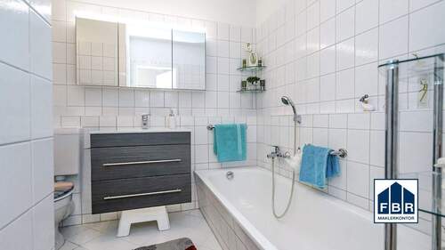 Bad mit Badewanne - 