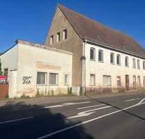 Sanierungsbedürftiges Mehrfamilienhaus mit Gewerbepotenzial in Könnern