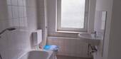 Badezimmer mit Wanne und Fenster - Etagenwohnung mit 75,40 m&sup2; in Husum zur Miete