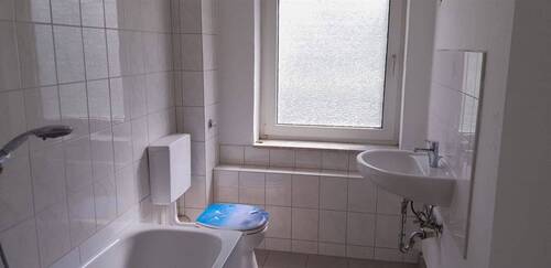 Badezimmer mit Wanne und Fenster - Etagenwohnung mit 75,40 m&sup2; in Husum zur Miete