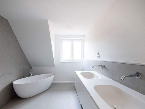 Bad en Suite mit freistehender Badewanne und Doppelwaschbecken... - 