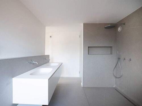 ...und einer ebenerdigen Dusche mit abgetenntem WC - 