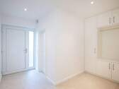 Eingangsbereich mit Deckenbeleuchtung und Einbauschrank - 6 Zimmer Doppelhaushälfte in Hamburg