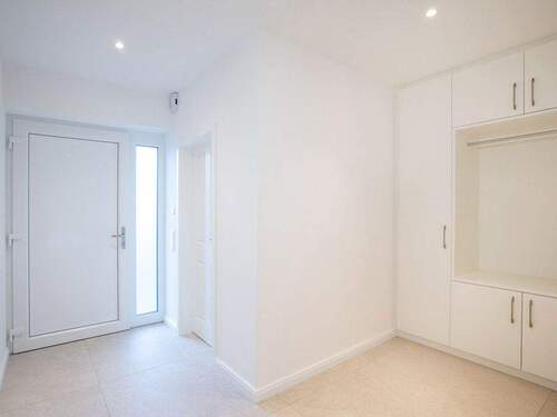 Eingangsbereich mit Deckenbeleuchtung und Einbauschrank - 6 Zimmer Doppelhaushälfte in Hamburg