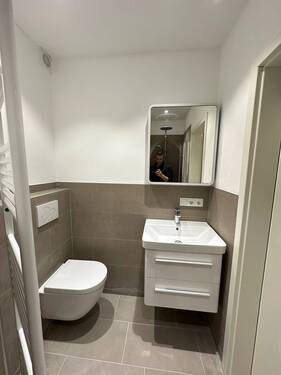 Toilette und Waschtisch - 1 Zimmer Etagenwohnung zum Kaufen in Ludwigshafen am Rhein