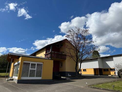 Haus, Hoflanden und Ökonomiegebäude - Früheres landwirtschaftliches Anwesen mit Wohnhaus und Nebengebäuden - Einmalige Gelegenheit!