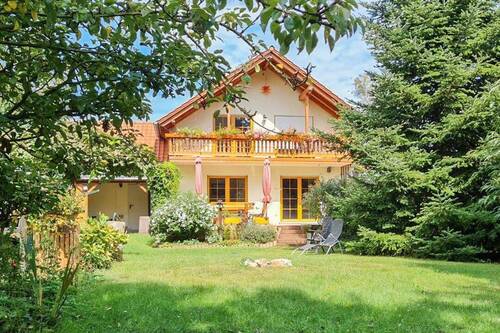 Hausansicht Garten - HIER BEGINNT IHR NEUES KAPITEL Grünes Familienidyll mit Garten, Terrasse & Balkon in Hohenmölsen