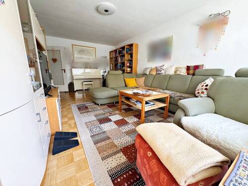 Wohnzimmer - Familienfreundlich & einladend: 4,5 Zimmer mit Balkon und Garage