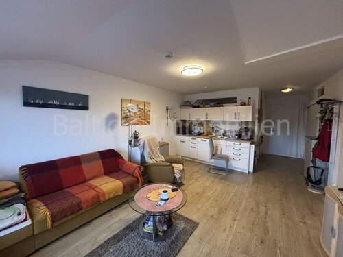 Wohnzimmer mit Küche - 2 Zimmer Etagenwohnung zum Kaufen in Bad Schwartau