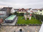 Blick vom Balkon in den Garten - 