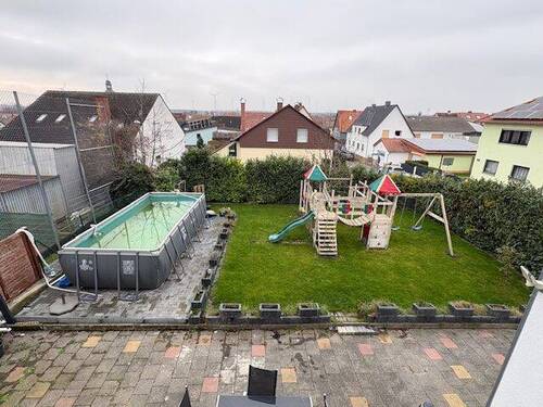 Blick vom Balkon in den Garten - 
