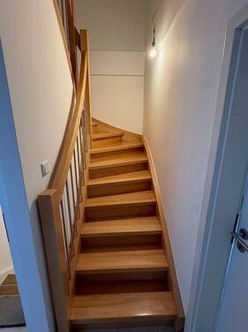 neue Holztreppe nach oben. - 