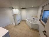 Bad mit Wanne und bodengleicher Dusche - ***TOP Gelegenheit*** 180m² gr. EFH, neue Bäder, neue Hzg., EBK, Garten, 2 Garagen, Luf.-Wä.-P.+PV,