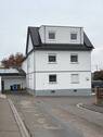 Blick auf das Haus mit seitlicher Garage - 