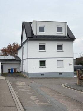 Blick auf das Haus mit seitlicher Garage - 