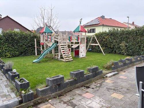 Spielgerüst bleibt auf Wunsch - 8 Zimmer Einfamilienhaus in Worms
