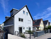 Strassenansicht - Solln: Moderne Doppelhaushälfte mit schönem Westgarten und Carport