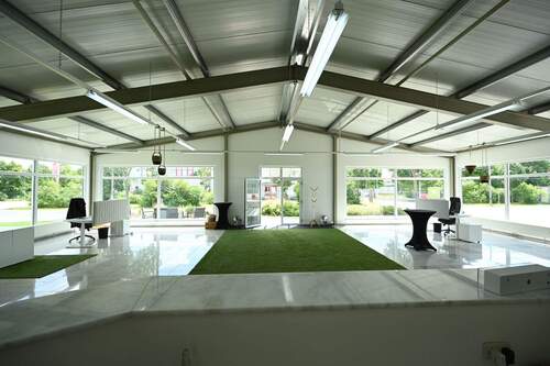 Lichtdurchfluteter Showroom - Halle zum Kaufen in Neumarkt