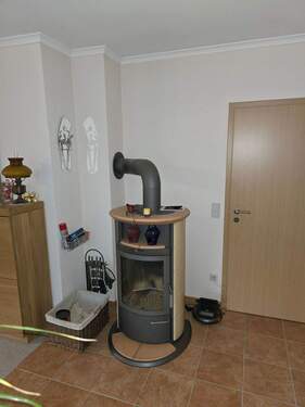 schicker Kaminofen im Wohnzimmer - 