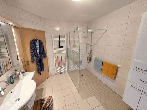 mit großer Dusche - 