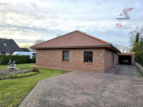 Auffahrt und Garage - 3 Zimmer Einfamilienhaus in Uplengen / Jübberde