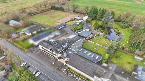 Drohne vorne oben - Mehrfamilienhaus, Wohnhaus mit 306,00 m&sup2; in Sievershütten zum Kaufen