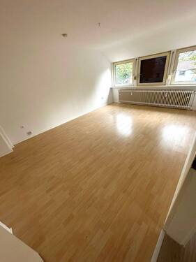 Wohnzimmer 2.OG zur Straße - 4 Zimmer Etagenwohnung zur Miete in Bremen