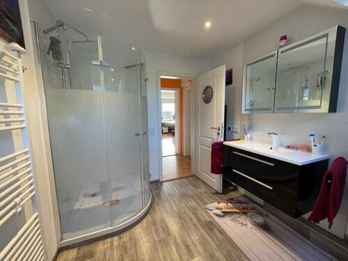 Bad mit XL Dusche und Mobilar - 