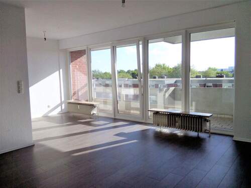 Bild 1 - Kourtagefrei! Lichtdurchflutete Whg in schöner Lage in Schnelsen