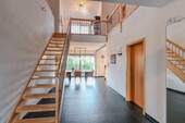 offenes Treppenhaus - Einfamilienhaus mit 209,00 m&sup2; in Lahnau zum Kaufen