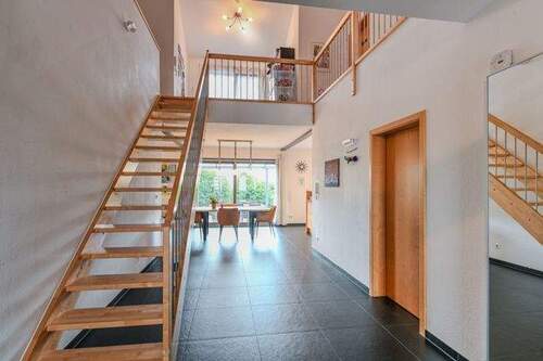 offenes Treppenhaus - Einfamilienhaus mit 209,00 m&sup2; in Lahnau zum Kaufen