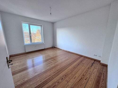 Großes Wohnzimmer - 3 Zimmer Etagenwohnung zum Kaufen in Flensburg