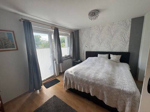 Schlafzimmer mit Ausgang zum Balkon - 
