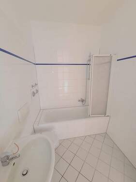 Badezimmer mit Wanne - 1 Zimmer Etagenwohnung in Chemnitz