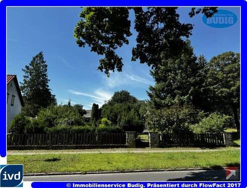 Blick von der Straße zum Grundstück - Baugrundstück mit kleinem Bestandshaus unweit des S-Bahnhofs Mahlsdorf