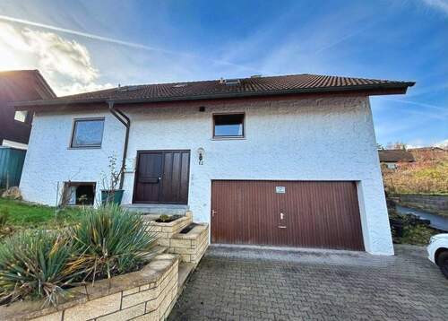 Hausansicht - Attraktives Haus in Dätzingen mit Einliegerwohnung, Doppelgarage und Garten