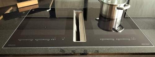 Induktionskochfeld mit Muldenlüfter und dem Plasmafilter - 