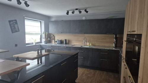 Exklusive Einbauküche im modernen Design - 