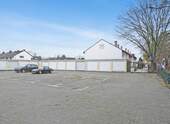 Garagen und Parkplatz - 