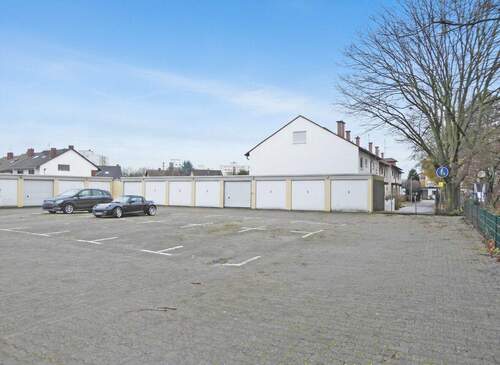 Garagen und Parkplatz - 