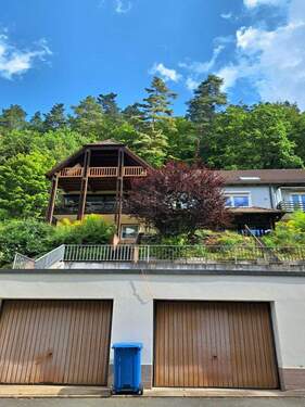 Aussenansicht mit Garagen - Zweifamilienhaus mit zwei 3 Zi.Wohnungen, ruhige Hanglage